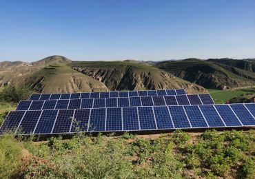 Aplicación del sistema de riego solar inteligente en zonas montañosas.
    